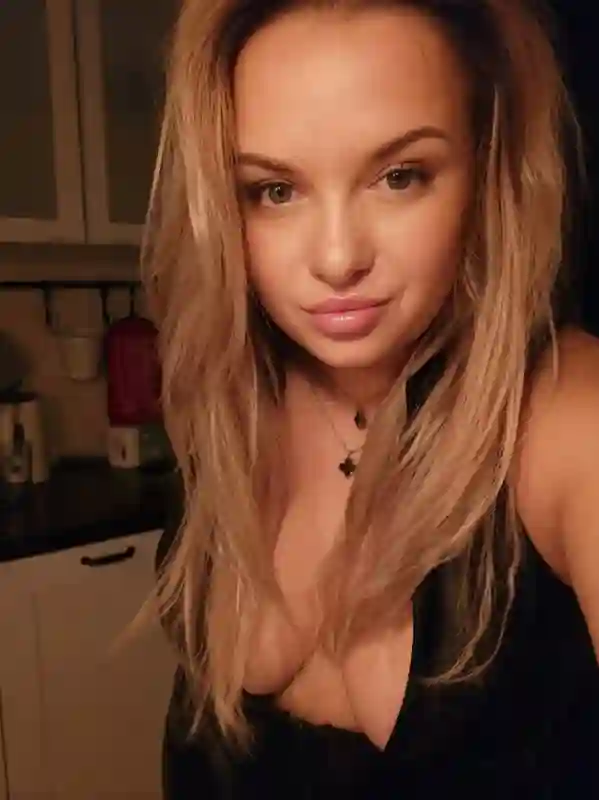 sexy escort LILY ANAL SEX  in TALLINN offering a massage and sex date, find your sex dreams with LILY ANAL SEX 