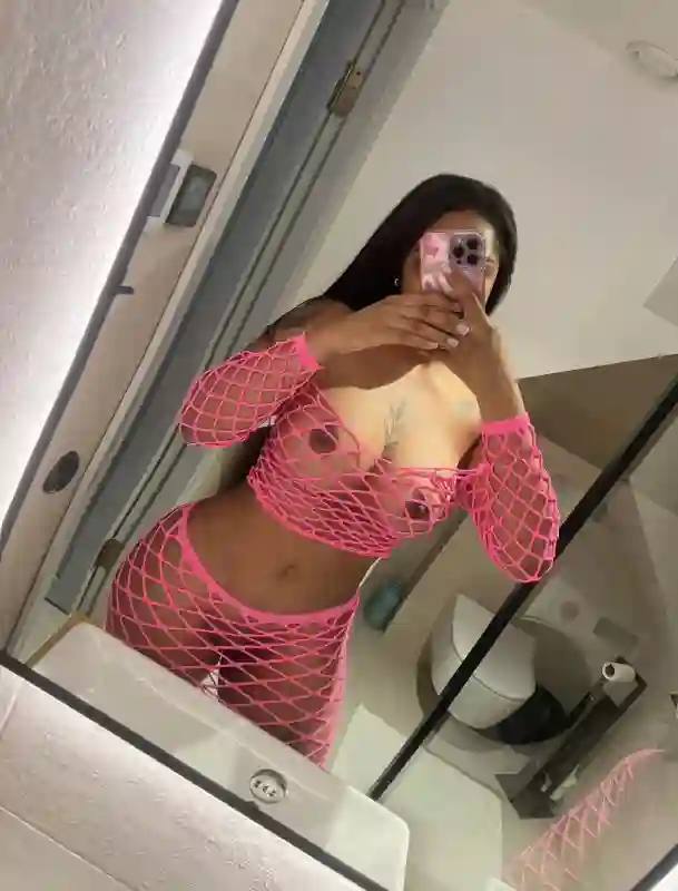 sexy escort Karina  latin girl  in TARTU  offering a massage and sex date, find your sex dreams with Karina  latin girl 