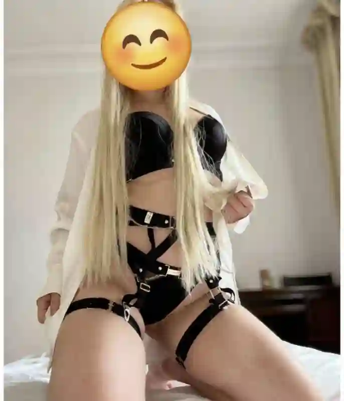 sexy escort Dina in TALLINN offering a massage and sex date, find your sex dreams with Dina